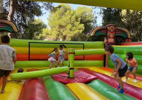 Niños disfrutando en el Castillo hinchable en el Fuerte de Nagüeles